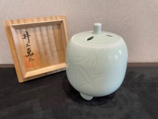 出張買取】井上萬二 作『青白磁笹彫文 香炉』 ｜骨董品買取 緑和堂