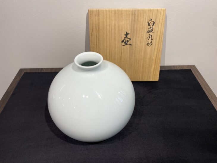 井上萬二 作『白磁 丸型 壺』 ｜骨董品買取 緑和堂