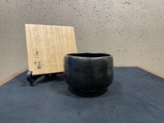 秦蔵六 『立鼓式 塗壷銅花器』 買取価格相場｜骨董品買取 緑和堂