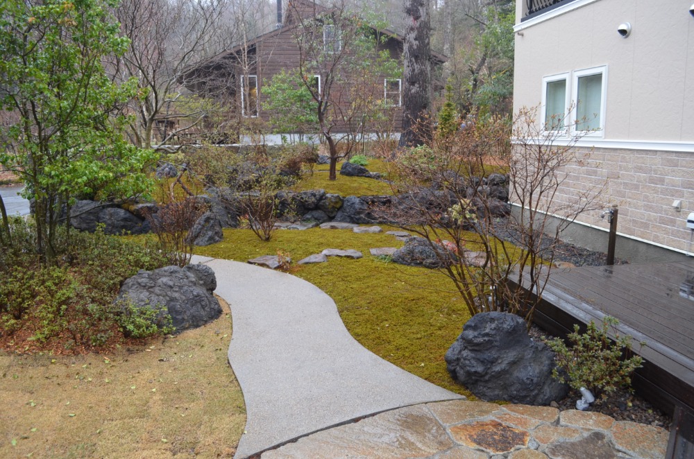緑治園｜お庭をより素敵に魅せる「石積み」と「庭園石組」