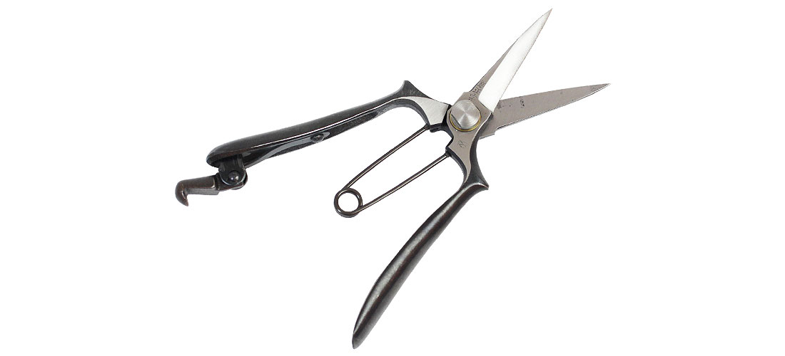 株式会社イトー 匠の集い 吉岡刃物製作所 鋏正宗 両刃芽切鋏持った