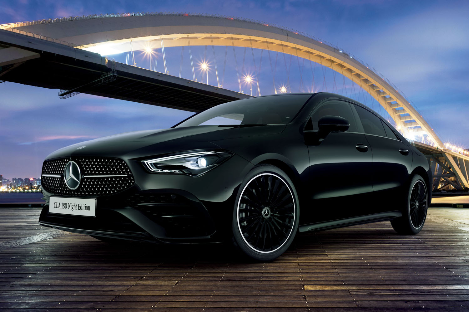 メルセデス・ベンツCLA」にオールブラックで仕立てた限定車 ベンツ純正