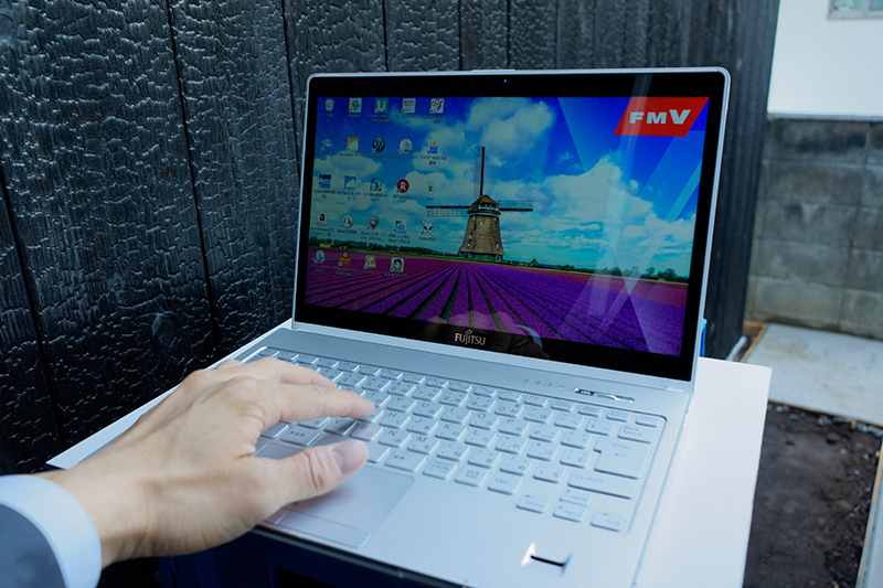 過酷なサラリーマン生活に「LIFEBOOK SH90/W」はついてこれるのか