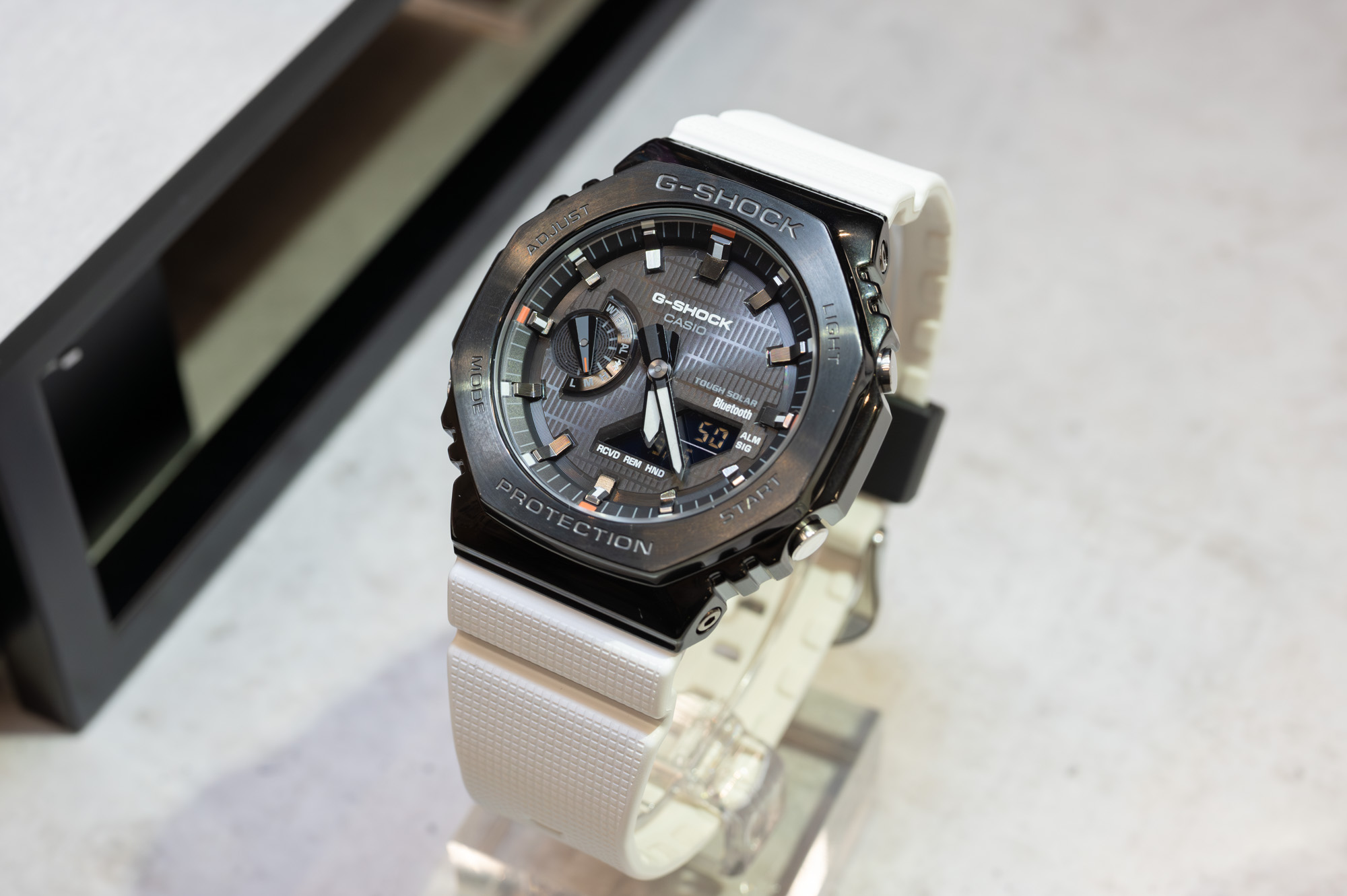 G-SHOCK、ブラック+ホワイトバンドの「GBM-2100B」 - Impress Watch