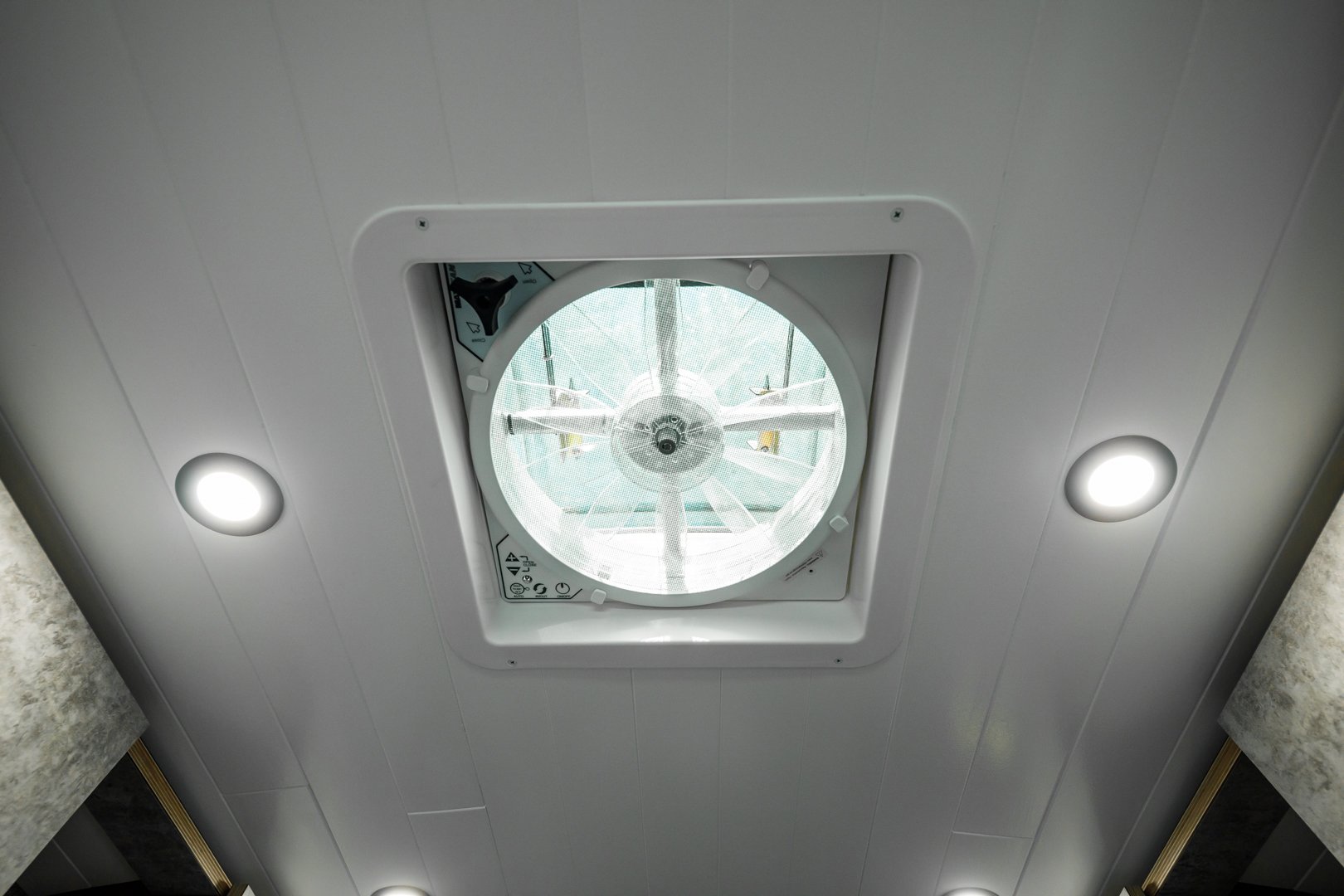 Maxxfan Deluxe 7500K - Wilderness Vans