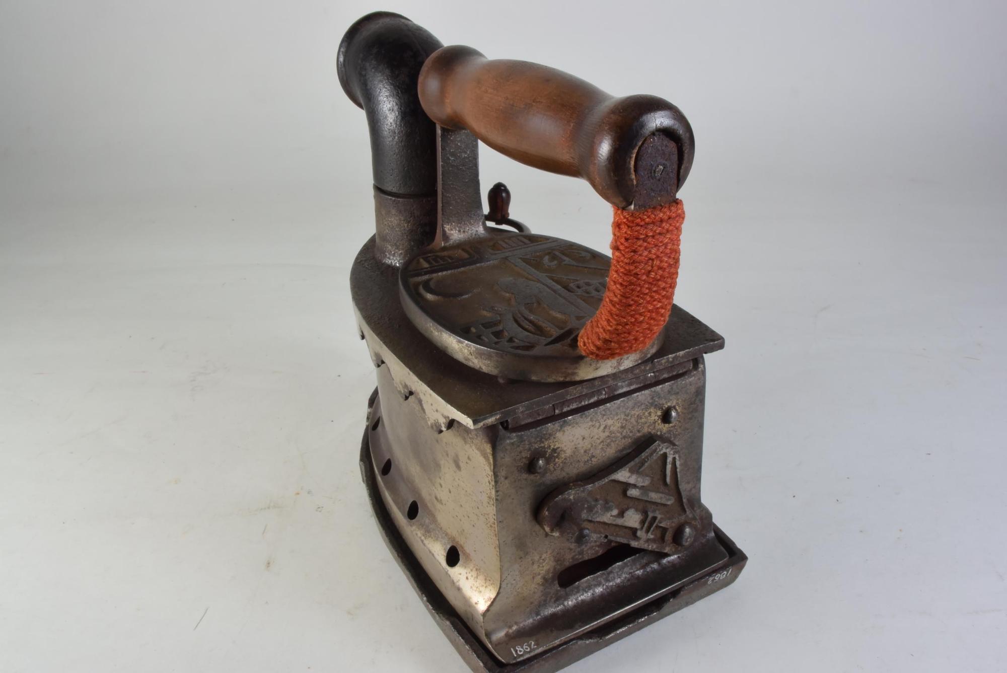 No.20「昔のアイロン」(歴史民俗資料館)／毛呂山町