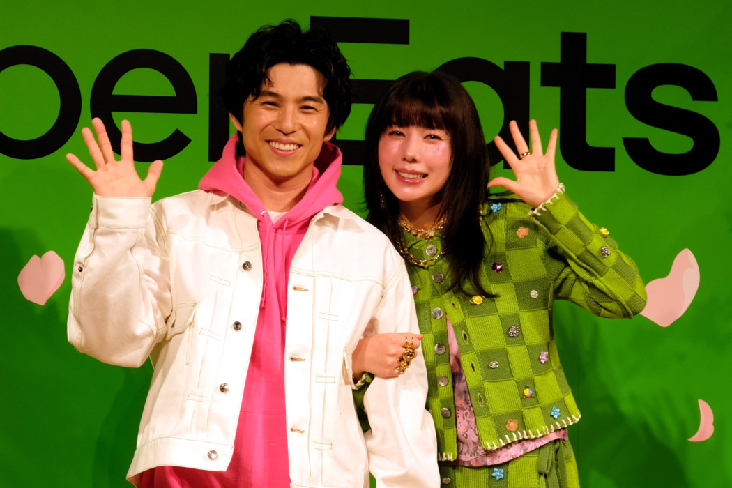 中尾明慶と仲里依紗の人気CMに新作！ リスに追いかけられプールに