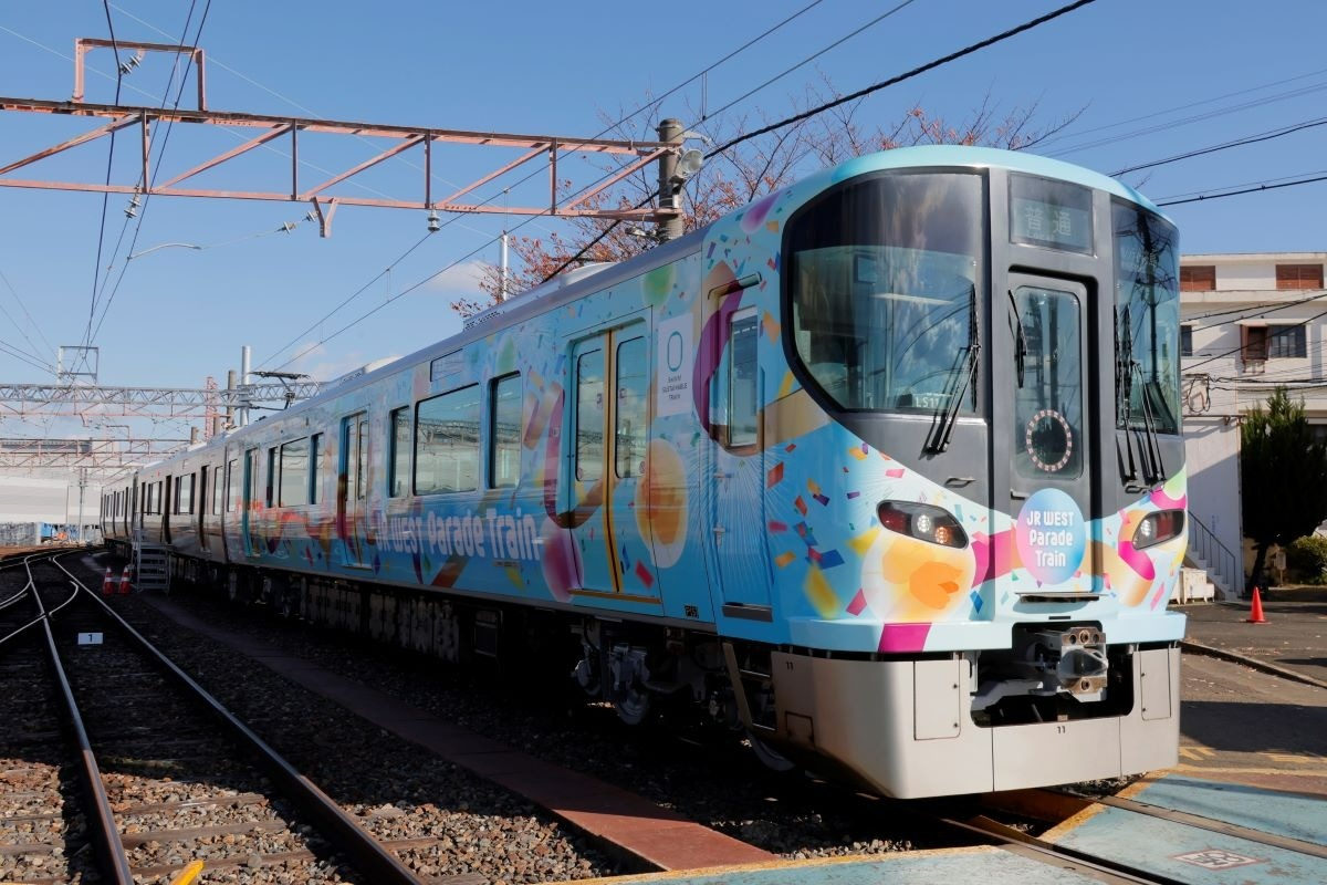 鮮やかなラッピング車両「JR WEST Parade Train」が大阪・関西万博を
