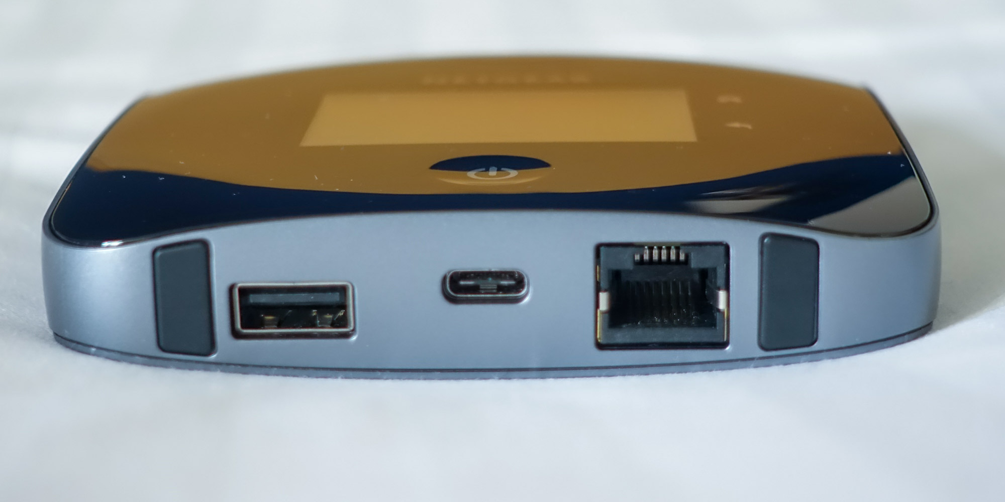 NETGEAR Nighthawk MR2100 4G LTE Mobile Router Review - Closer Look