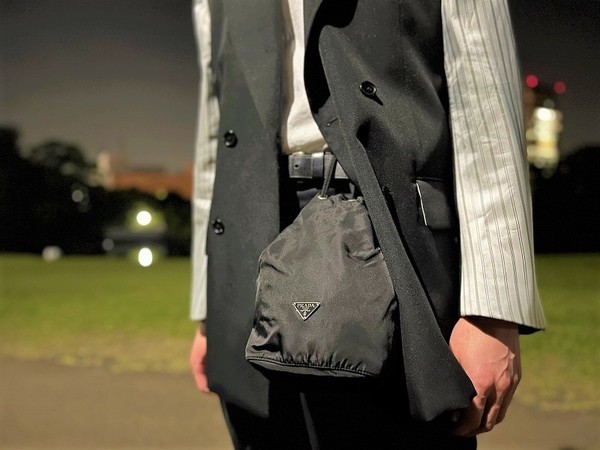 ラグジュアリーブランド【PRADA/プラダ】より、巾着ナイロンハンド