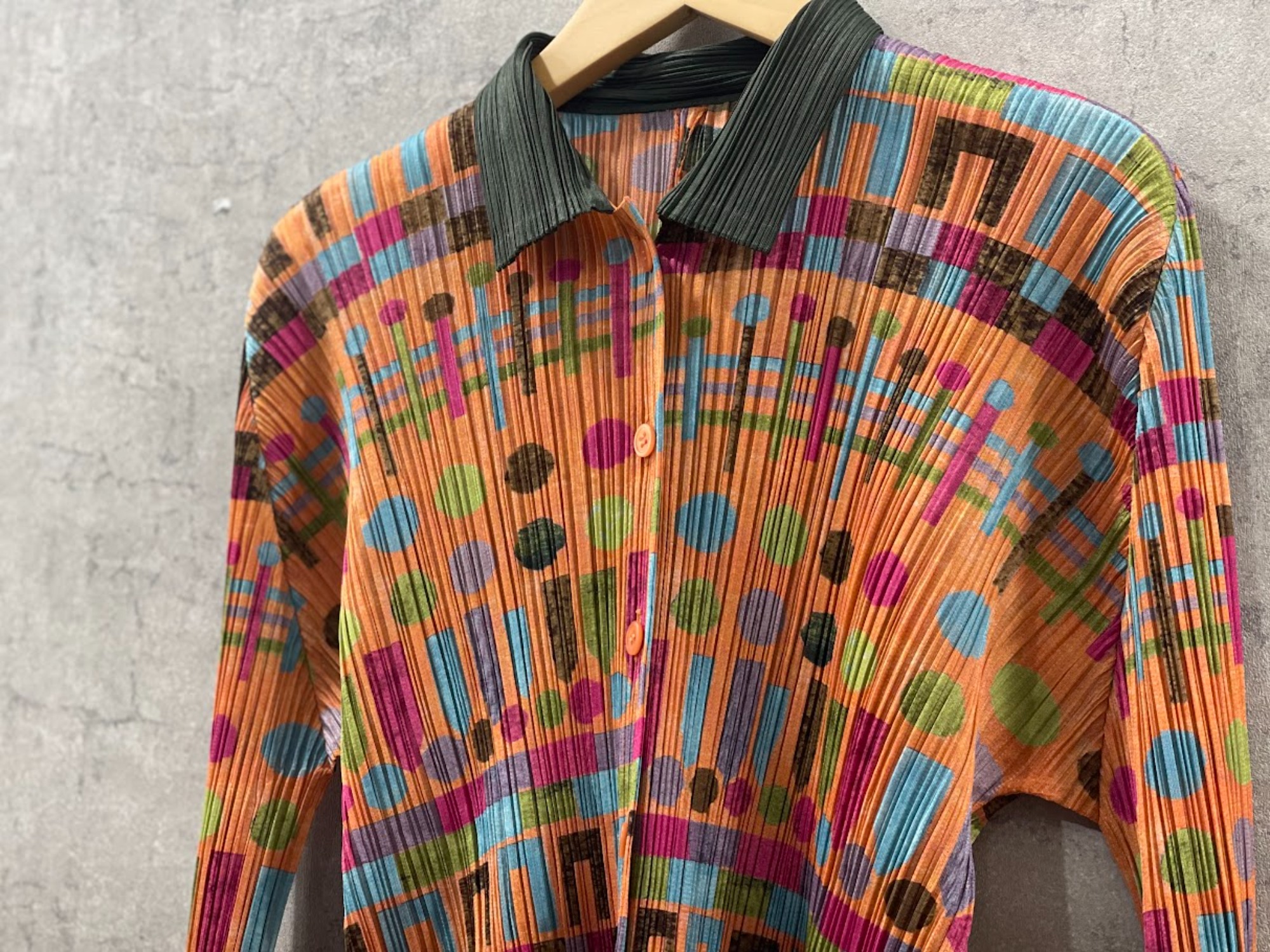 PLEATS PLEASE／プリーツプリーズ】より総柄プリーツシャツ2点が入荷