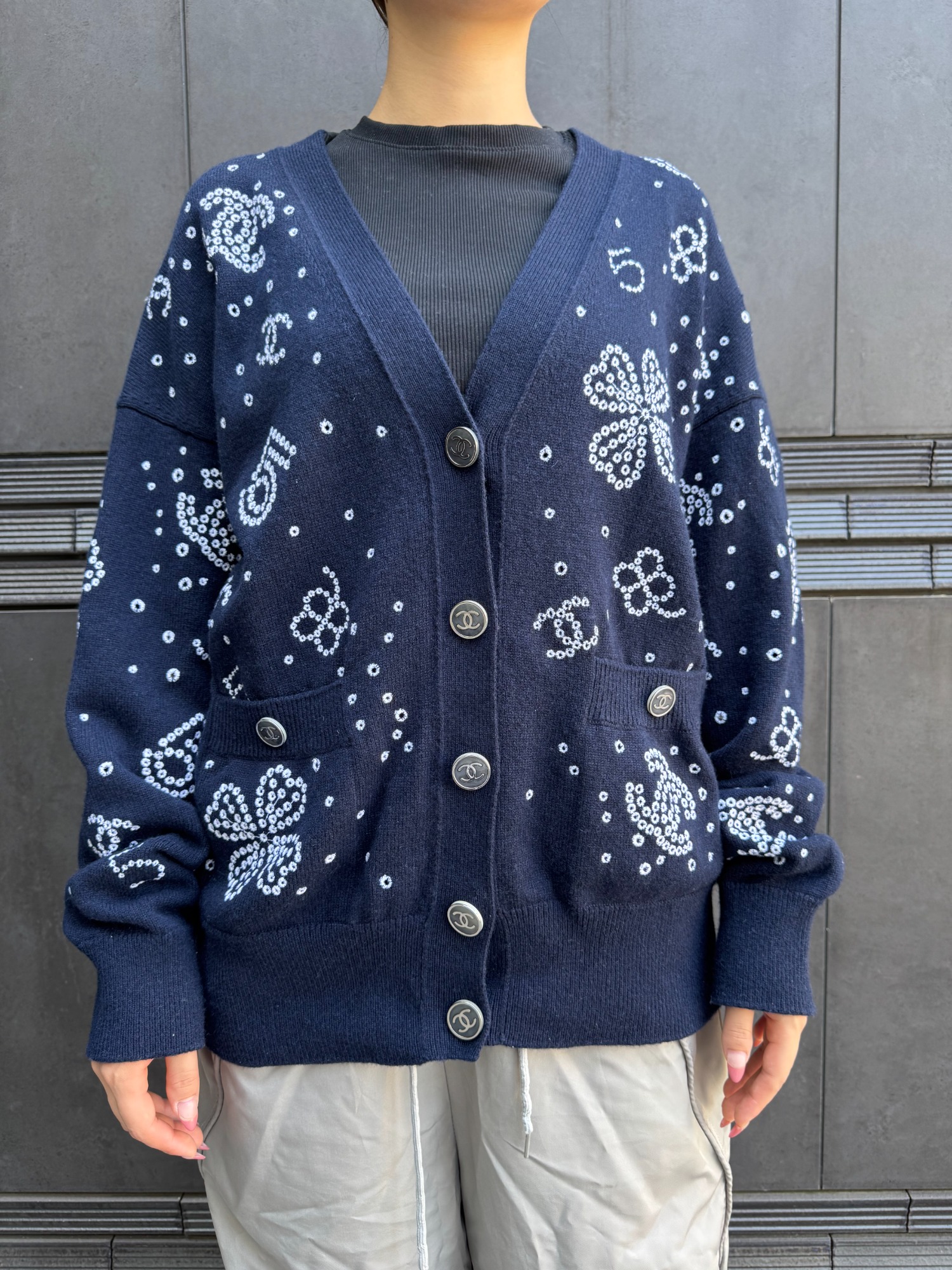 CHANEL /シャネル】クローバー＆ココマーク刺繍ニットカーディガンを