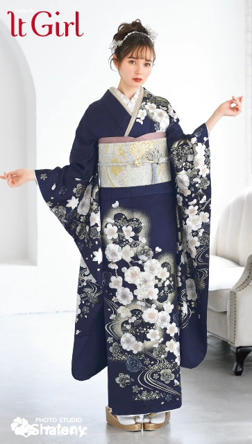 マーシュ彩 × It Girl”の振袖-紺｜成人記念の新作振袖ご紹介