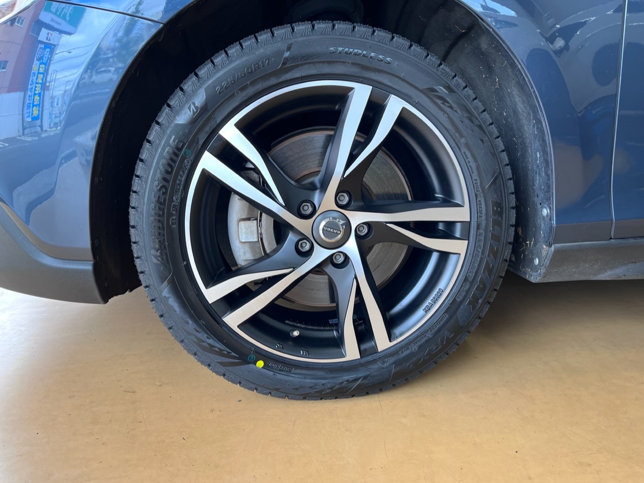 ボルボV40クロスカントリーにタイヤホイール取付 | 店舗おススメ情報