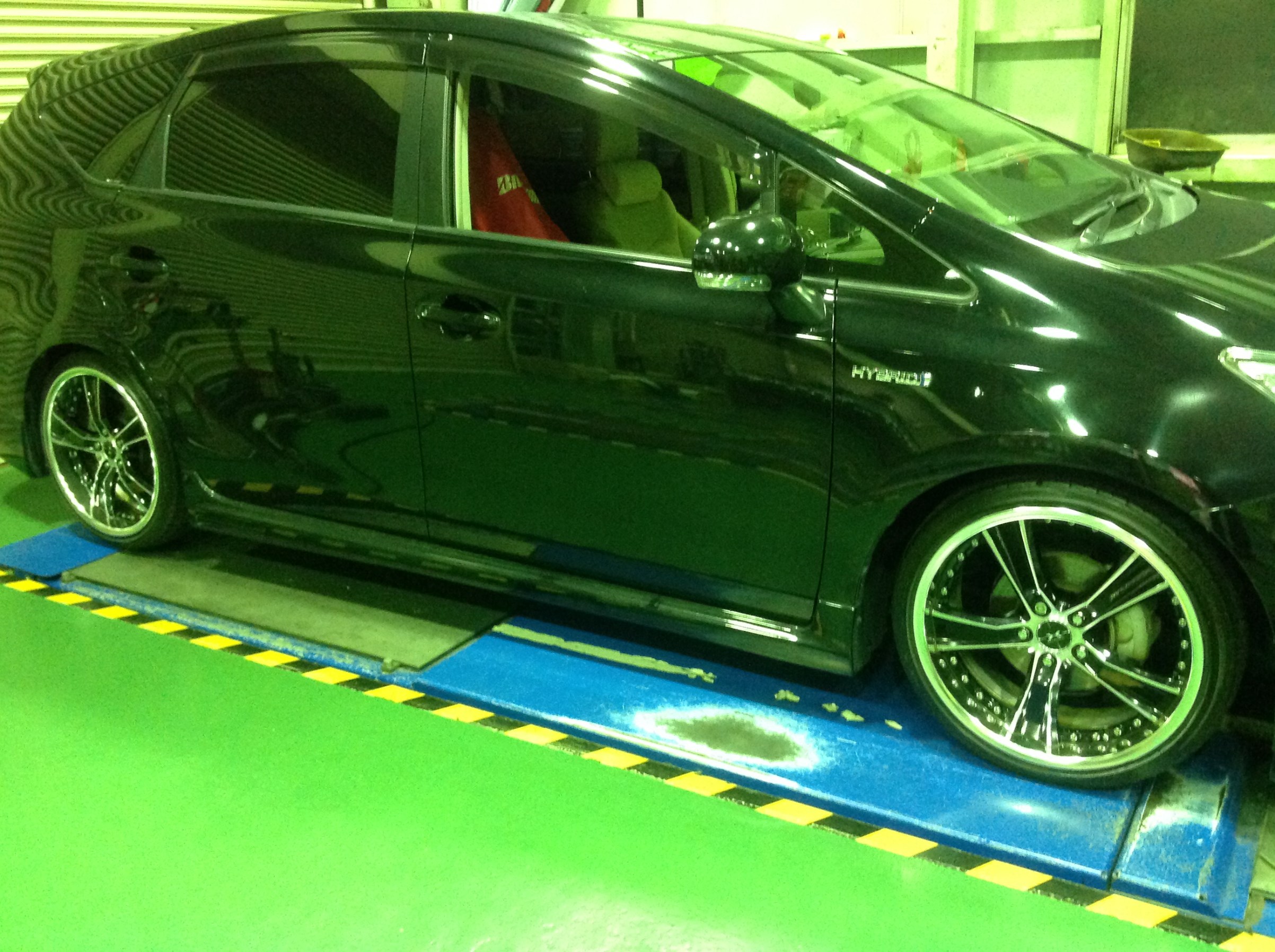 トヨタ プリウスα】 TEIN FLEX Z 車高調取り付け | 店舗おススメ情報