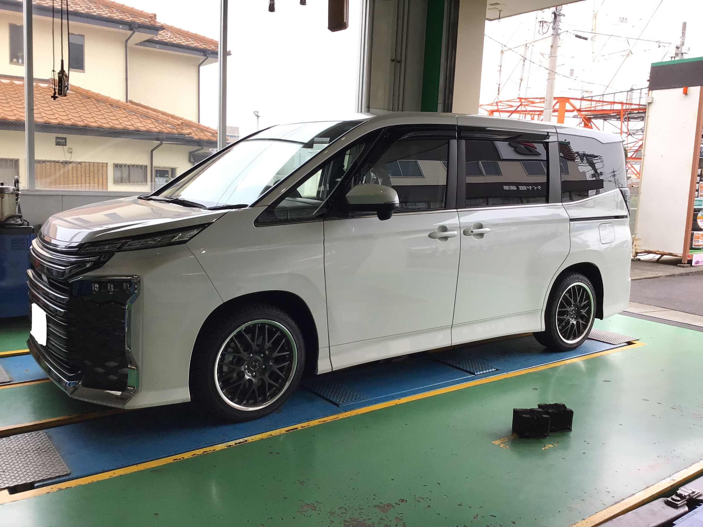 ヴォクシー R90W型 ダウンサス取付 | 店舗おススメ情報 | タイヤ館