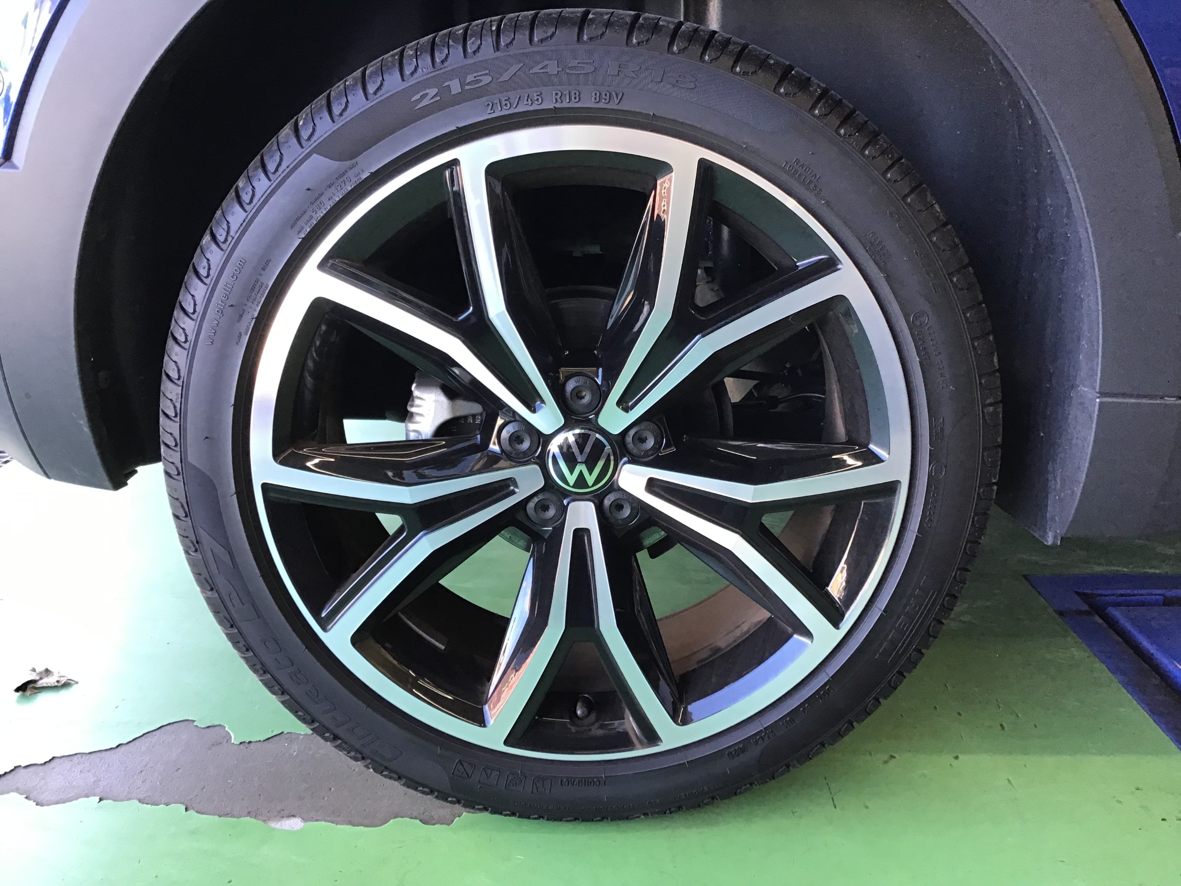 フォルクスワーゲンT-CROSSに冬タイヤを取り付け('ω')ノ | 店舗お