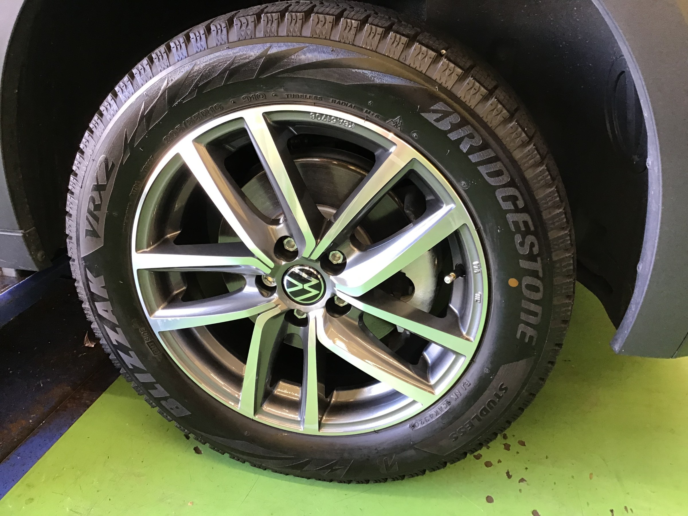 フォルクスワーゲンT-CROSSに冬タイヤを取り付け('ω')ノ | 店舗お