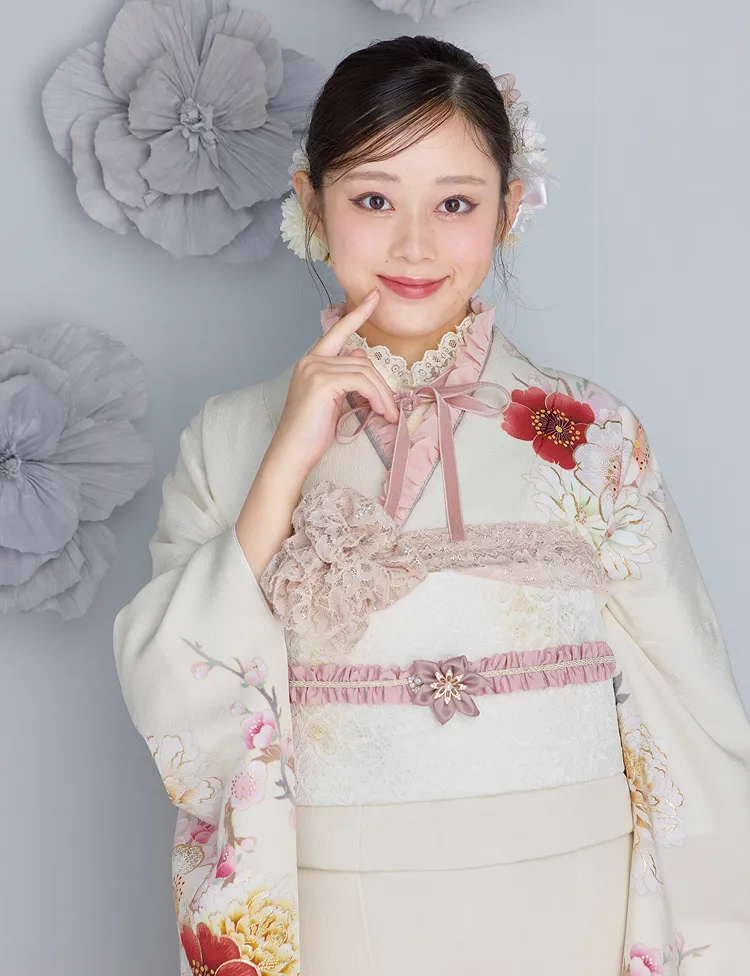 クリーム色の振袖｜成⼈式の振袖レンタルならTAKAZEN、世界⼀かわいい