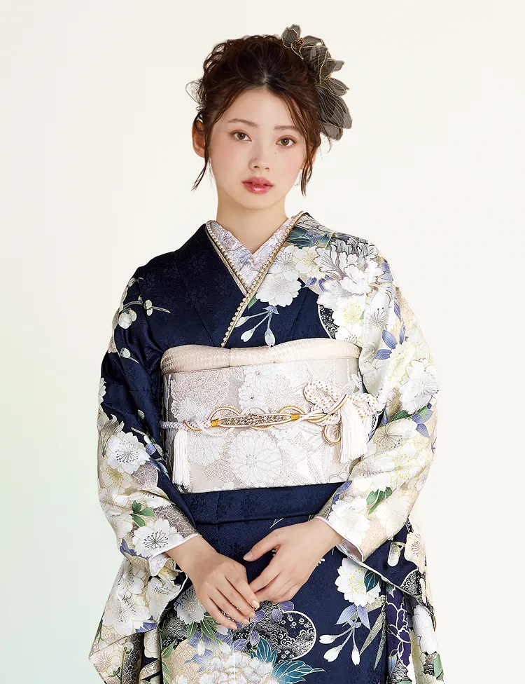 紺色の振袖｜成⼈式の振袖レンタルならTAKAZEN、世界⼀かわいいハタチ