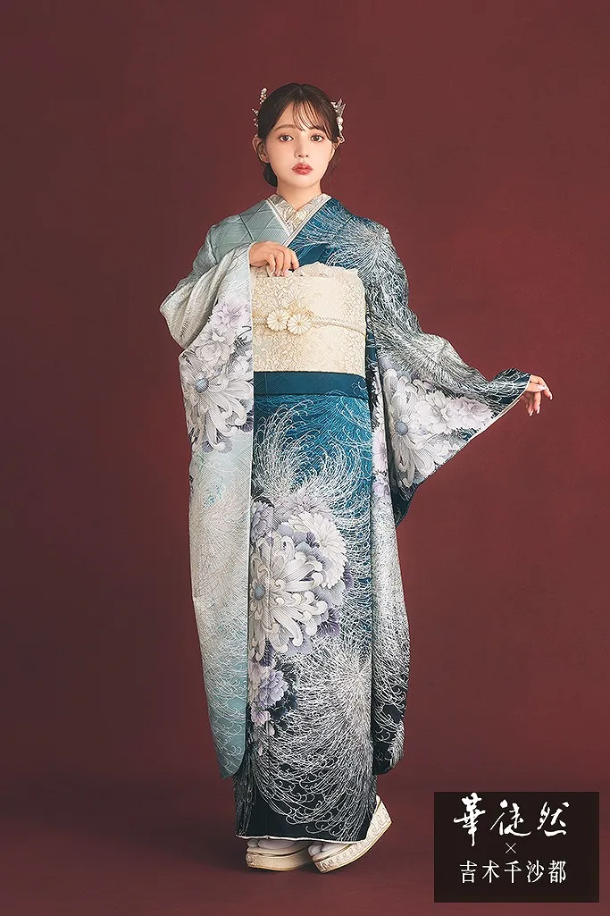 ターコイズブルーの振袖｜成⼈式の振袖レンタルならTAKAZEN、世界