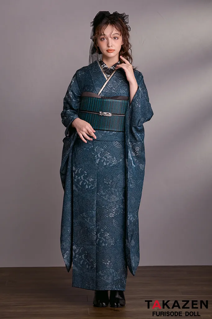 エメラルドグリーンの振袖｜成⼈式の振袖レンタルならTAKAZEN、世界