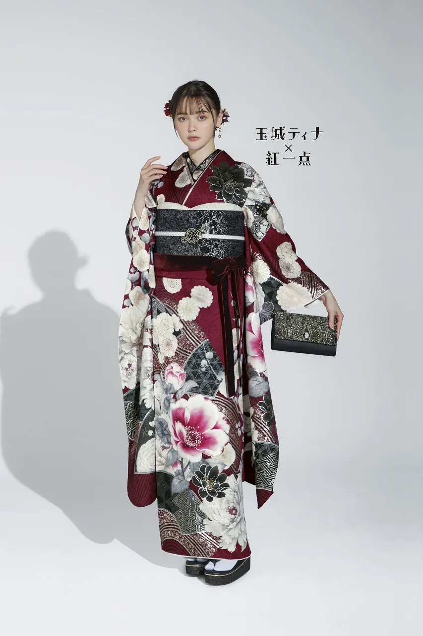 玉城ティナ×紅一点ブランド振袖 ワインレッド/エンジ 牡丹柄/桜柄 王道