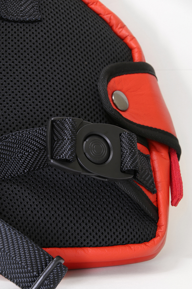 シンイチロウアラカワからオシャレで撥水性抜群なレッグバッグ