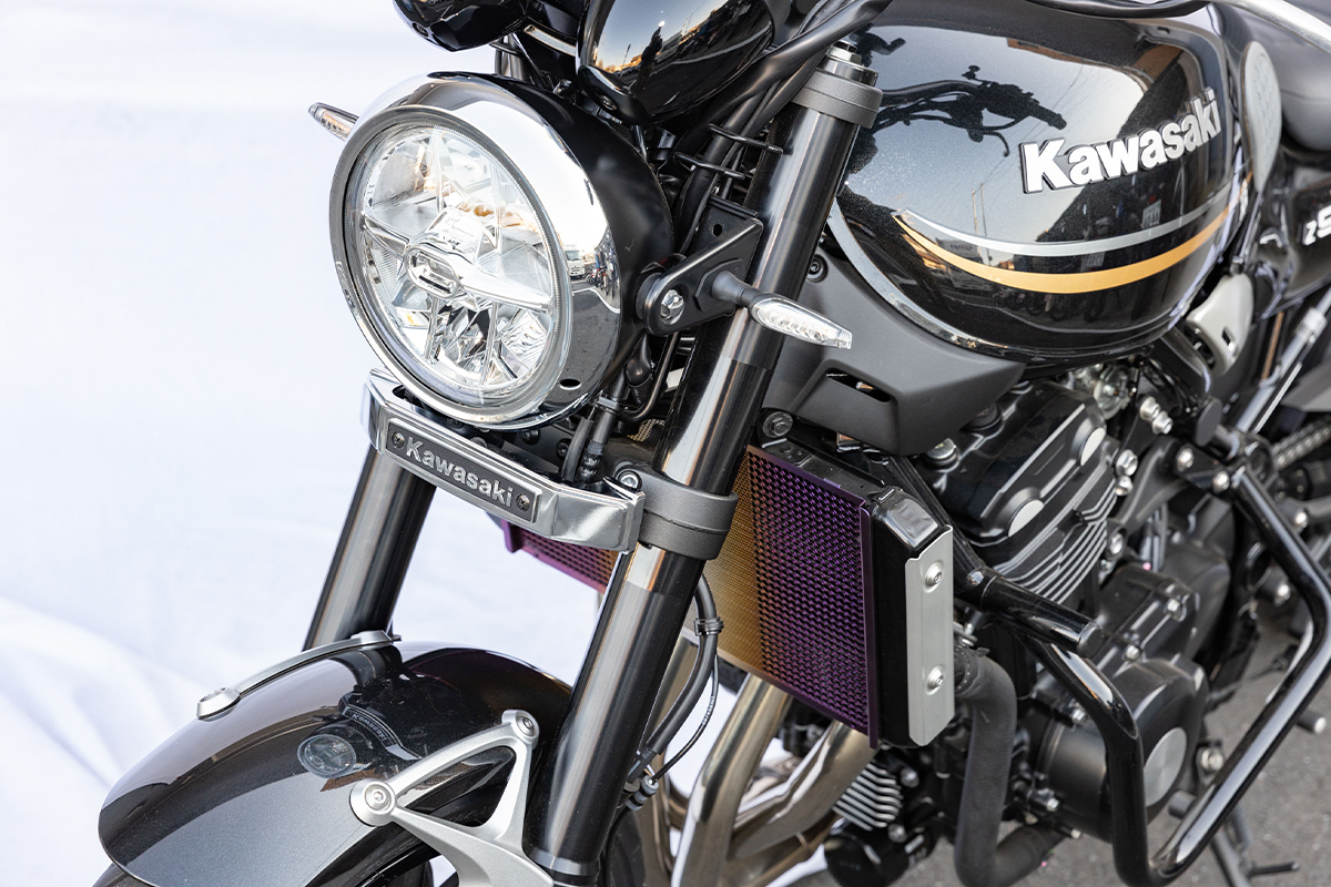Z900RS & Z650RSのヘッドライト下にKAWASAKI純正エンブレムが装着可能