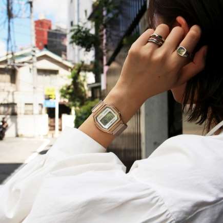 光の当たり方で色が変わる【CASIO CLASSIC】プレミアムシリーズ新色