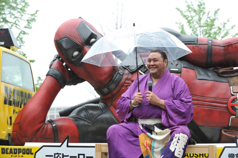 クソ無責任ヒーロー「デッドプール」の巨大トラックがお披露目！ 横綱