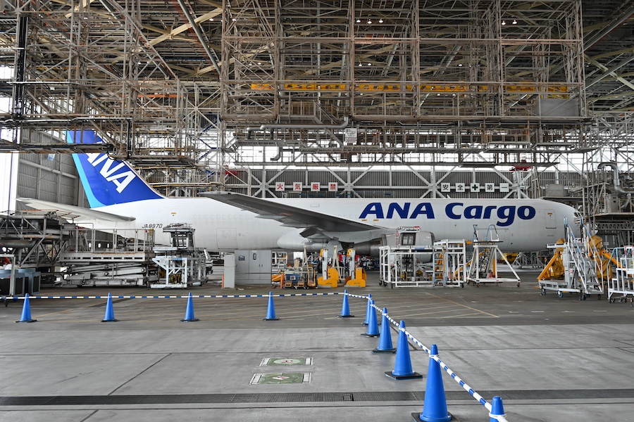 ANAの767-300BCF「JA8323」が離日 JA8000番台機、残り1機に - TRAICY