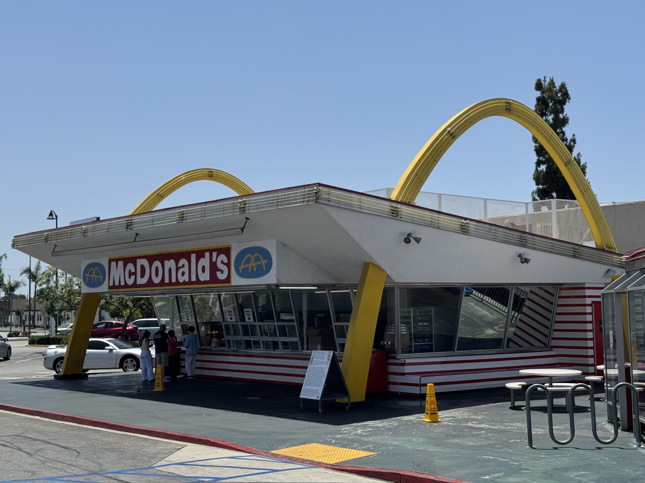 ロサンゼルス観光の穴場】現存最古のマクドナルドが超レトロ！ダウニー