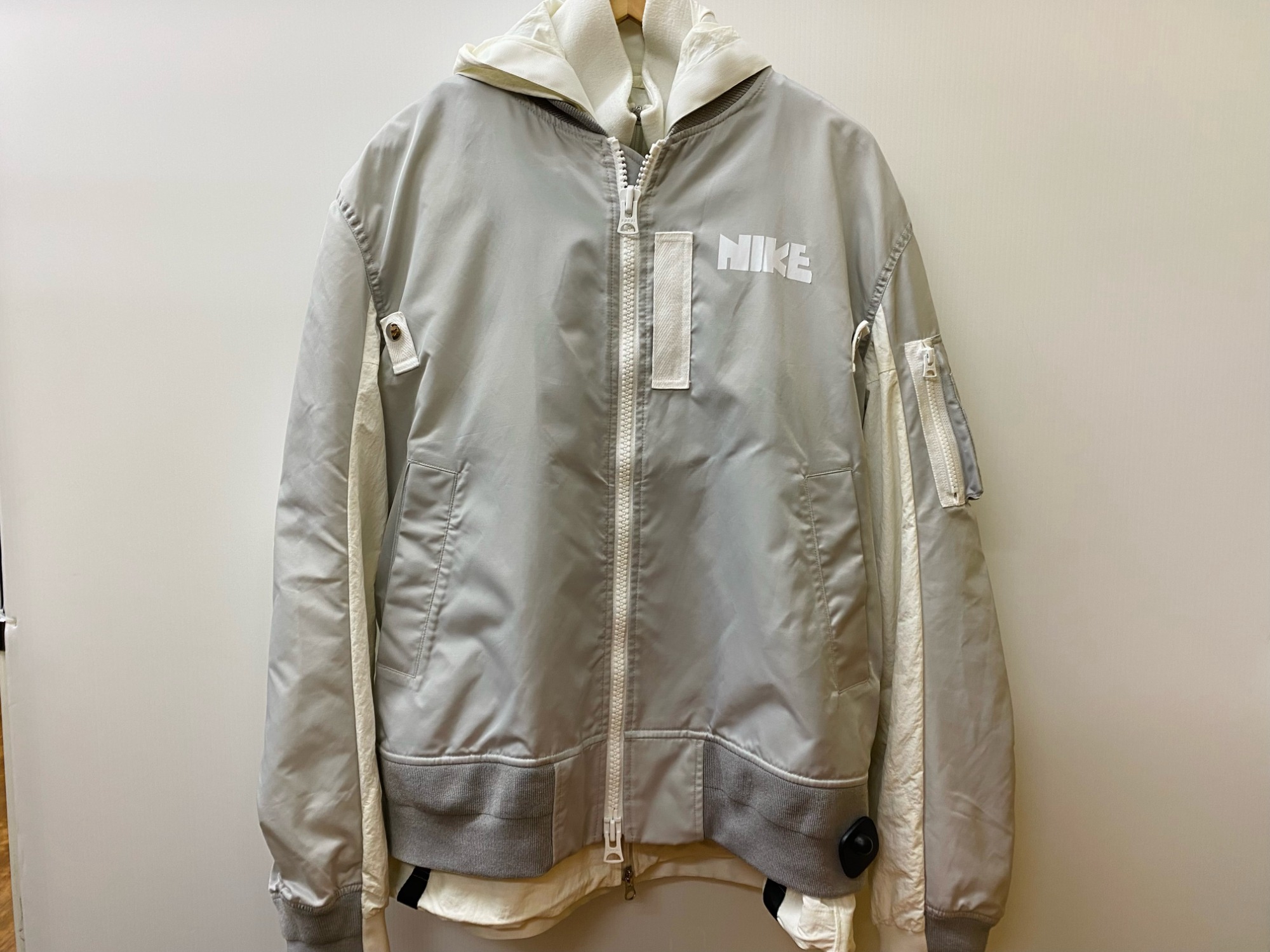 スマホで購入！】NIKE×sacai レイヤードボンバージャケットのご紹介