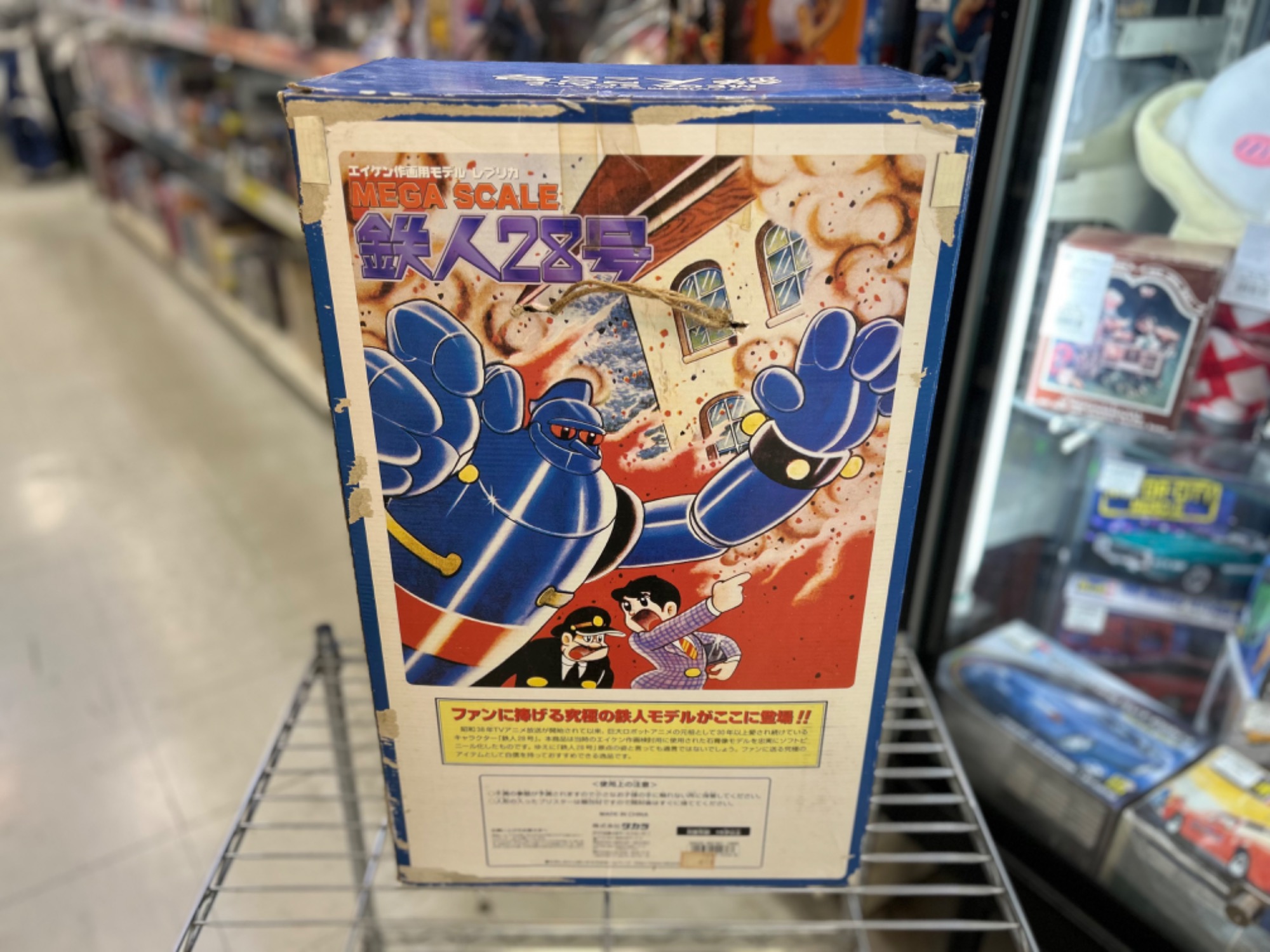 練馬店に鉄人28号の大きなフィギュアがやってきました♪レトロホビーの