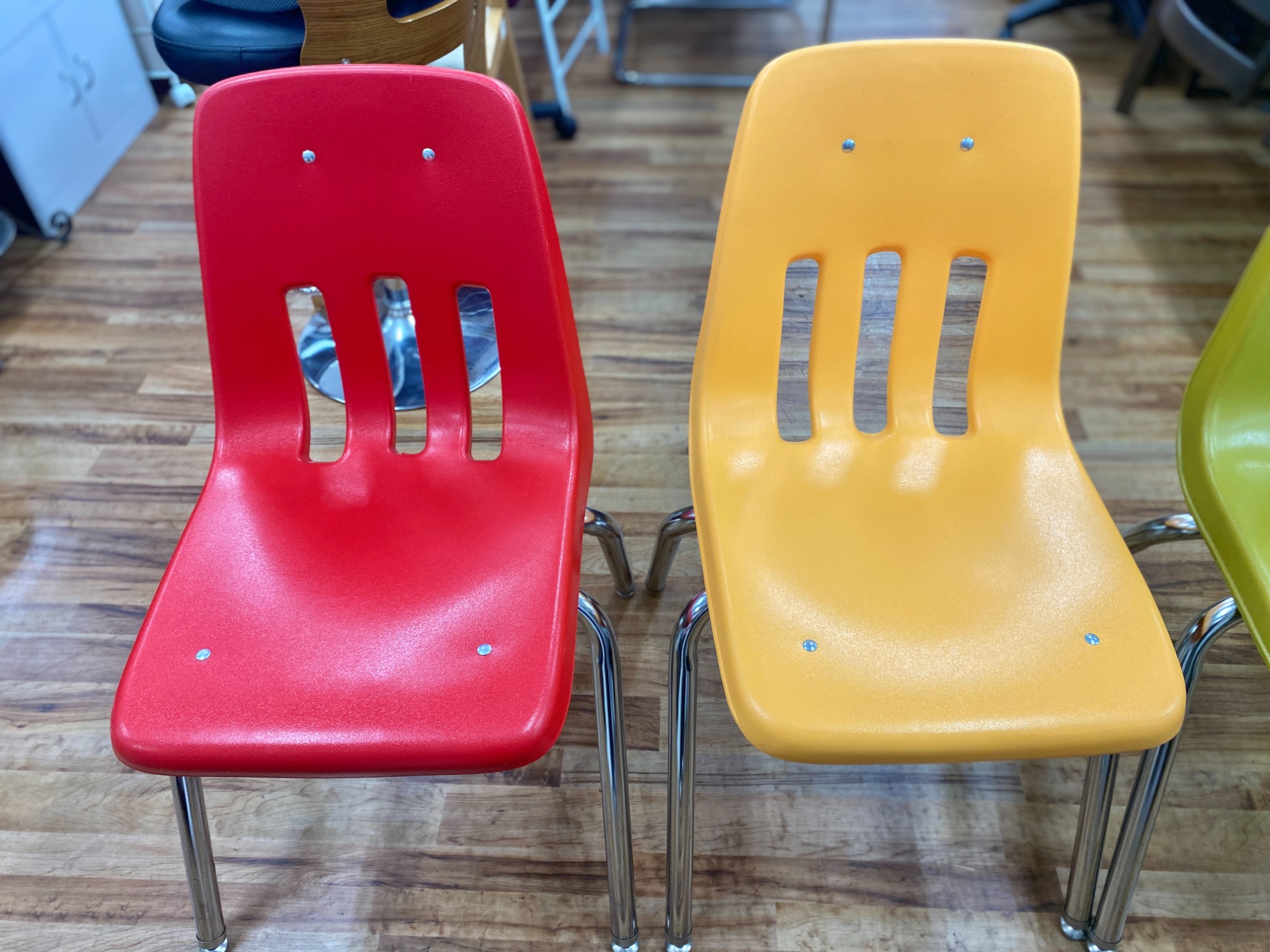 ロサンゼルス発☆】VIRCO(ヴァルコ)のスタッキングチェアをご紹介