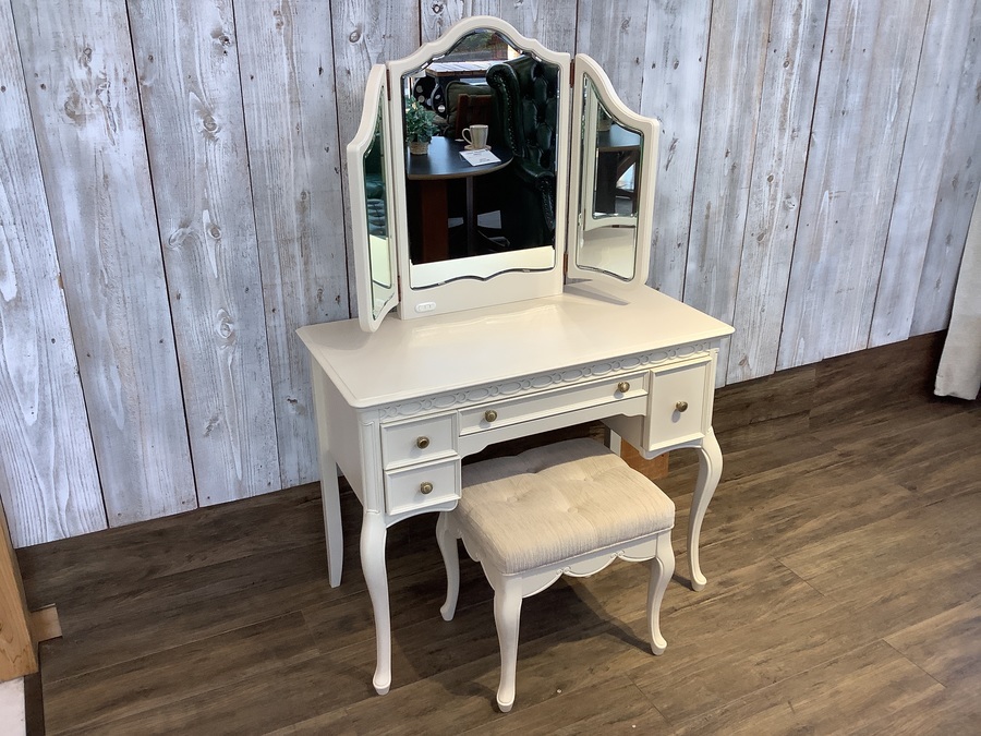 東海家具】姫系デザインのスツール付3面ドレッサーが入荷しました