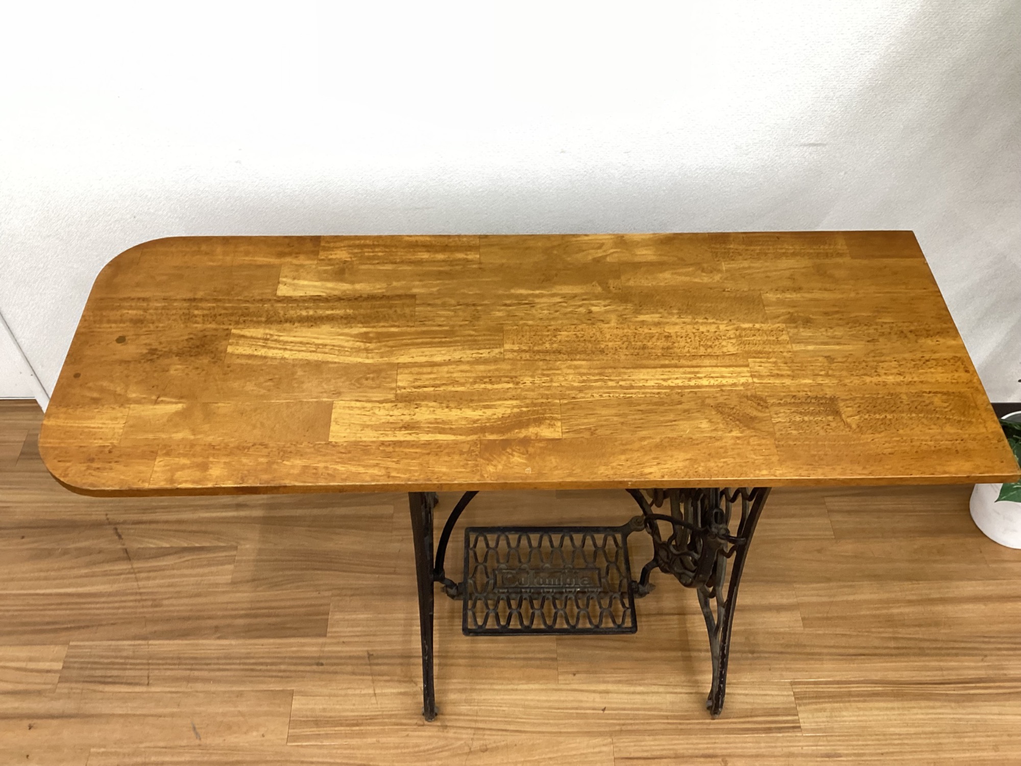 アンティークミシン台をリメイクしたカフェテーブルが入荷しました