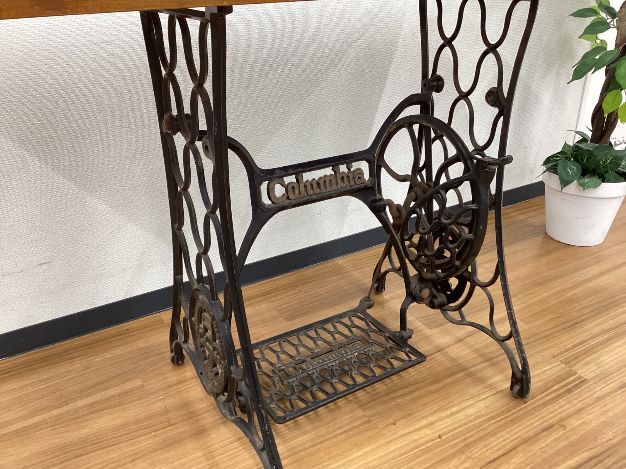 アンティークミシン台をリメイクしたカフェテーブルが入荷しました