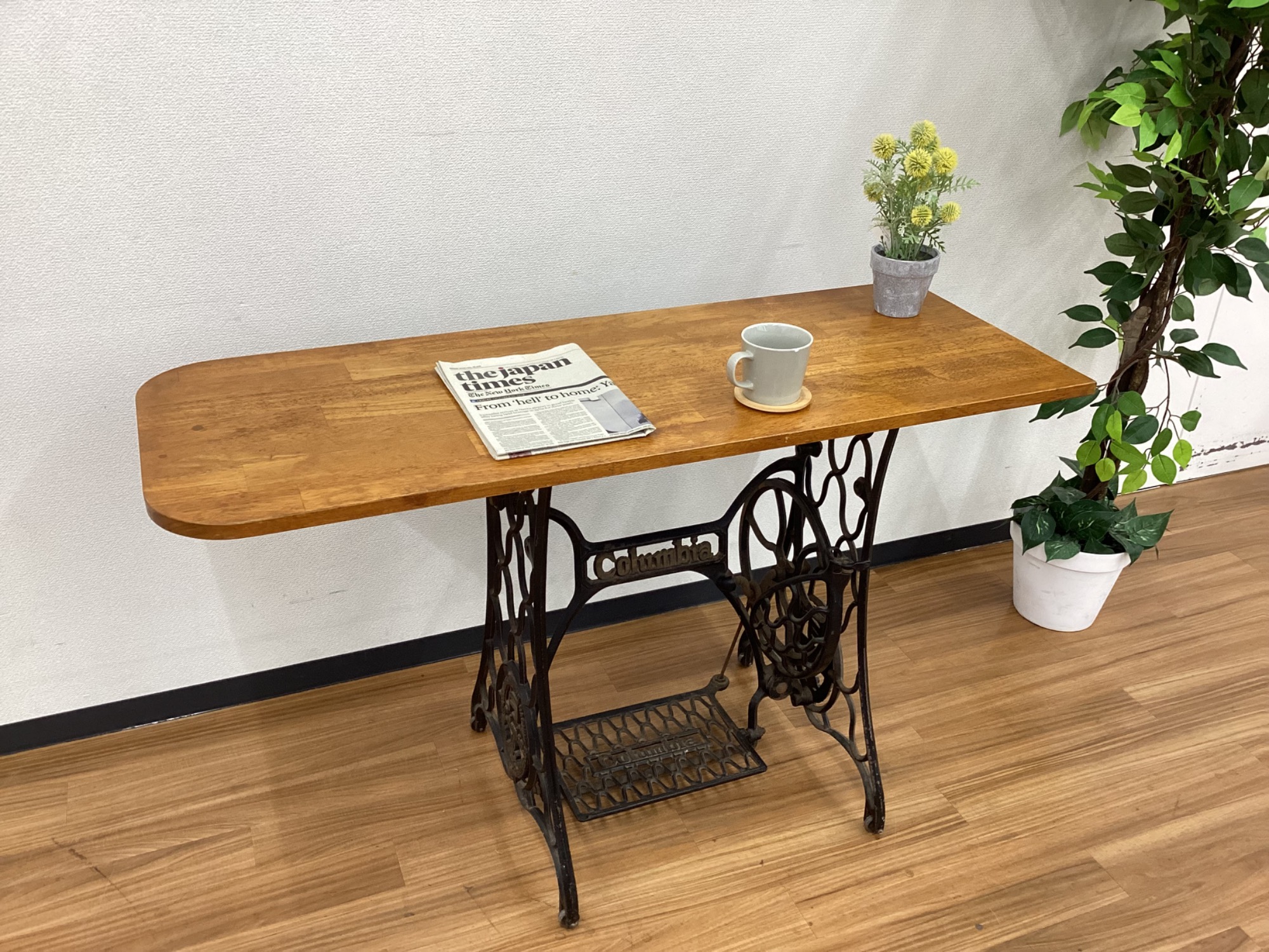 アンティークミシン台をリメイクしたカフェテーブルが入荷しました