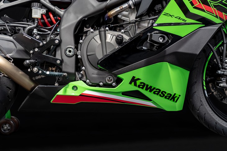 新製品情報】ZX-25R/ZX-4R アンダーカウルトレー＆ゼッケンプレート