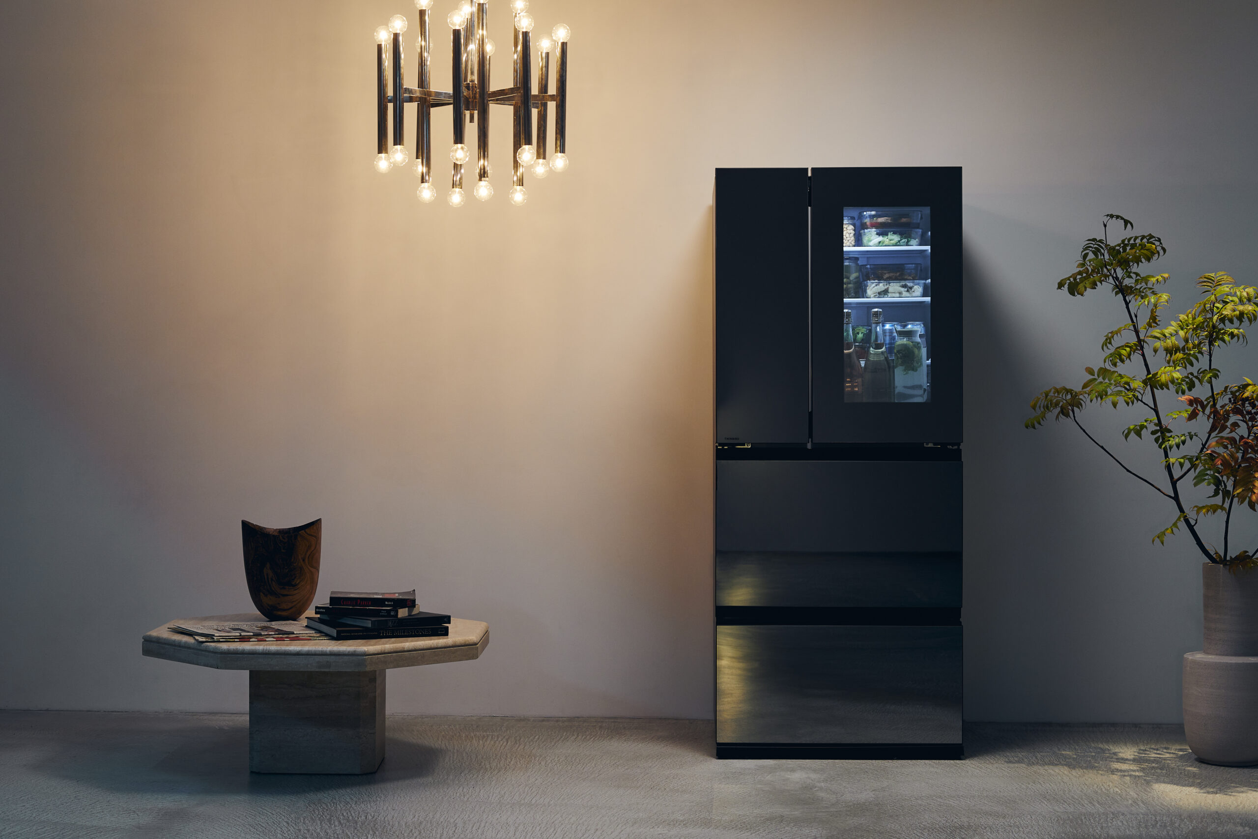 新製品「背伸びせず使える冷蔵庫」「中身が見える冷蔵庫」を発表しま