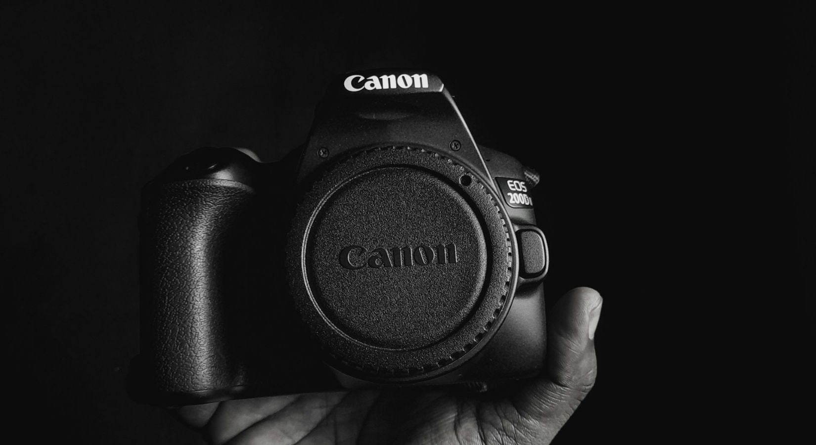 プロはカメラレンズのキャップにもこだわる。レンズキャップやボディ