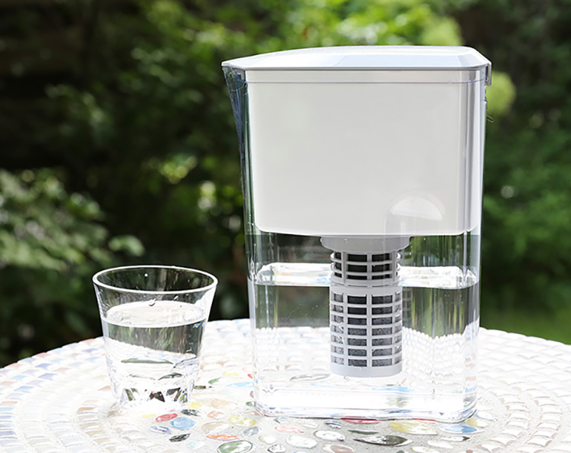 ポット型浄水器ウルオ®｜18種のミネラルでおいしい水に！