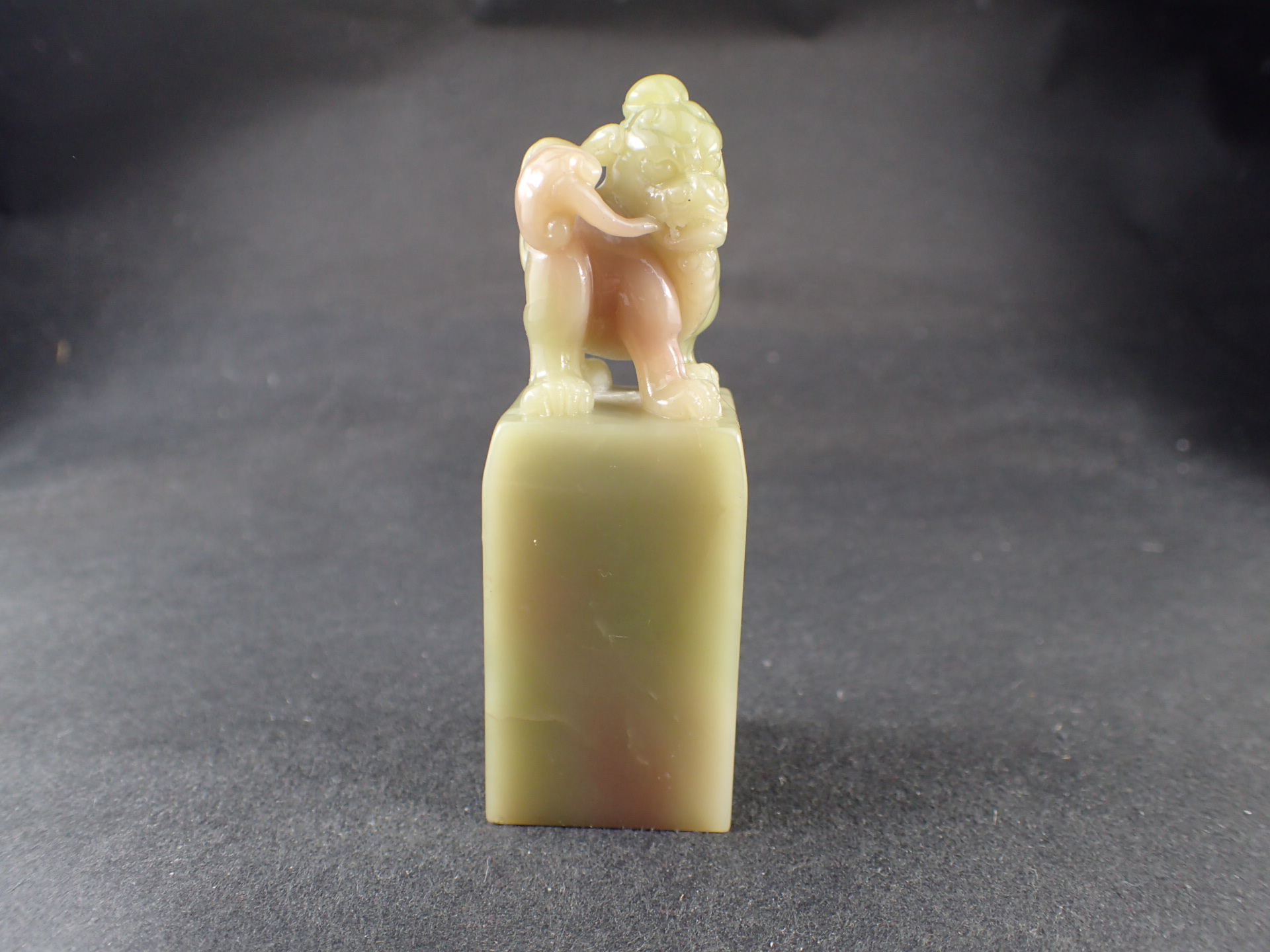 最高品質寿山石（高山石同尾緑)（吉祥善）彫刻品 马 铭生 氏 作 中国