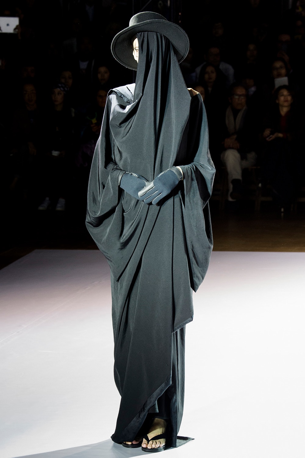AUTUMN / WINTER 2015-16 | Yohji Yamamoto (ヨウジヤマモト) Official