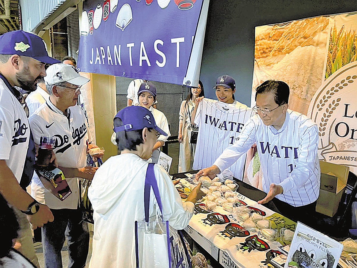 岩手：ロスで県産米PR ドジャース本拠地 知事おにぎり配布：地域