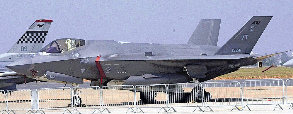 ロシアが最新鋭スホイ57、アメリカはF35A急きょ派遣…第5世代
