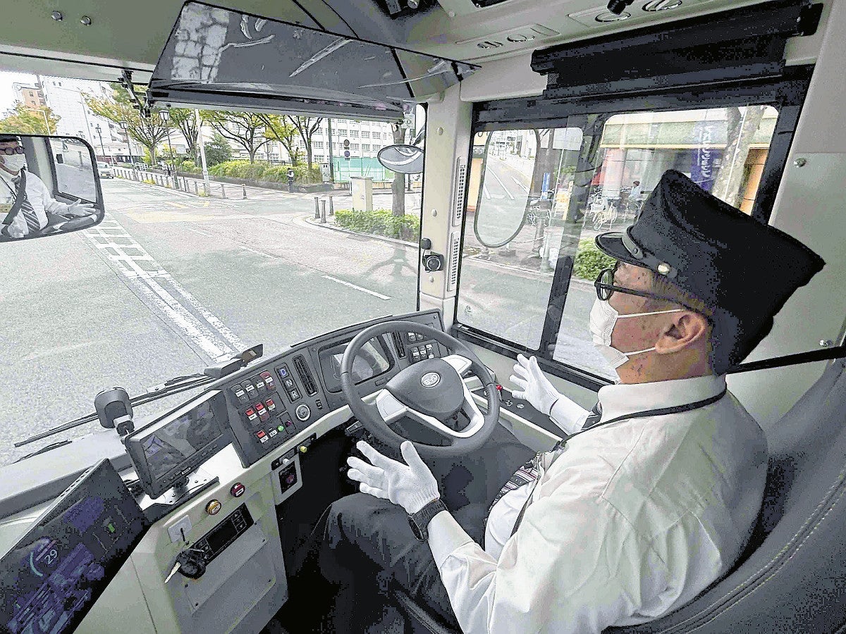 自動運転バス」課題把握へ発車、実証開始…無料乗車体験も ：地域