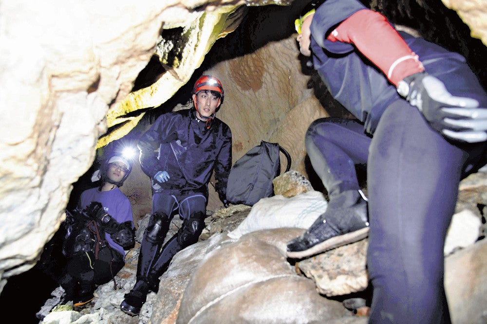 未知なる鍾乳洞の探検ツアー、鍾乳石の隙間を腹ばいで進む…ケイビング